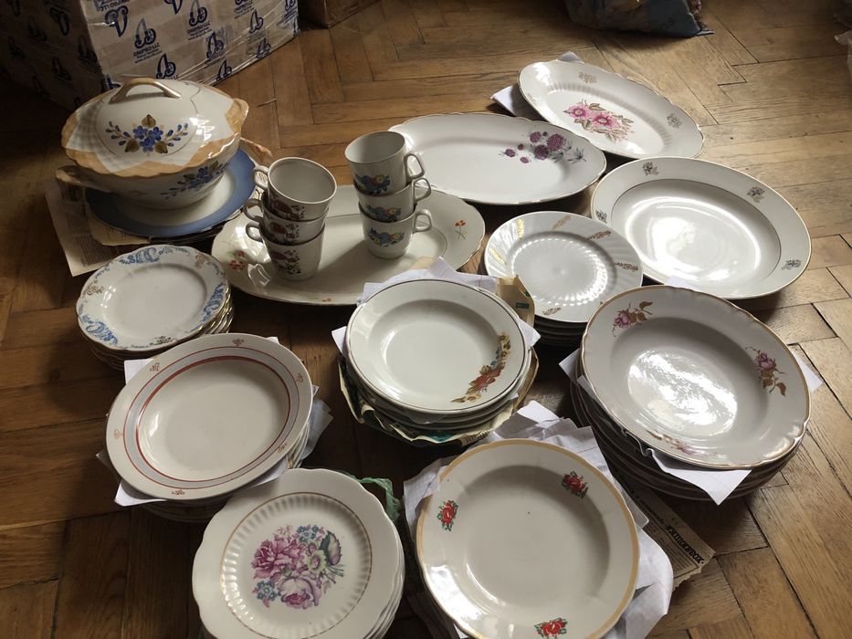 Посуд фарфор тарілки горнятка супниця блюдо глечик