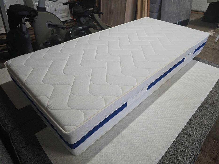 Materac 90 x 200, wysokość 24 cm, stan idealny
