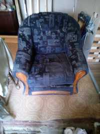 Кресла и мебельная стенка.