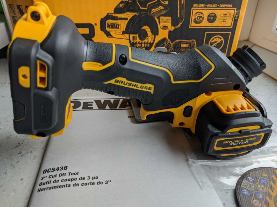 DeWalt DCS438B Аккумуляторная отрезная машинка болгарка УШМ пила 75мм