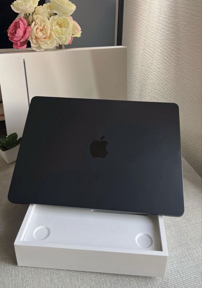 MacBook Air com Chip M2 – Como Novo
