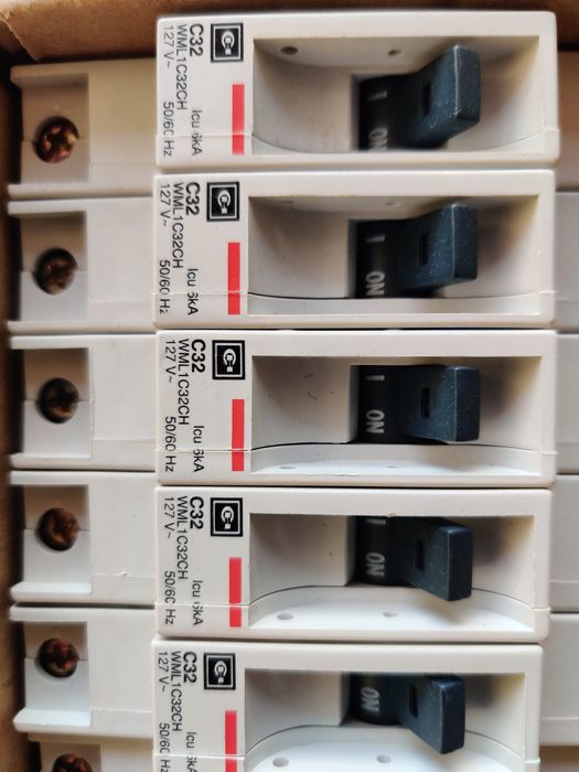 Caixa com disjuntores 32A novos