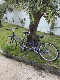 Bicicleta de dois lugares