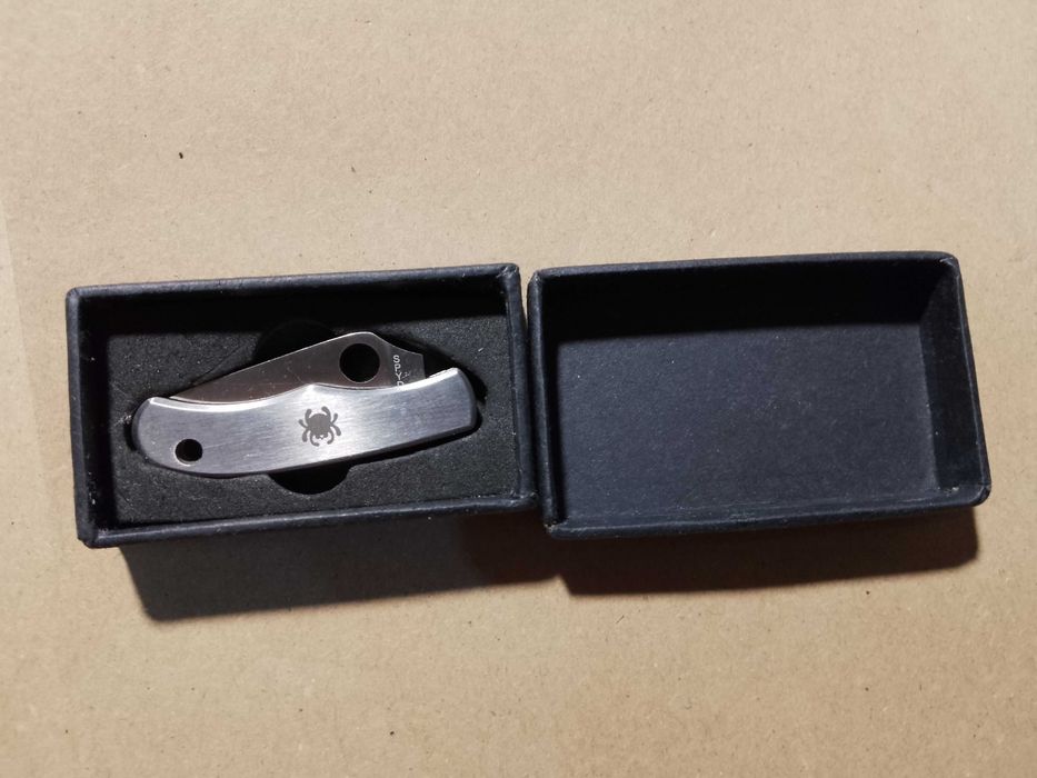 mini nóż składany Nóż składany Spyderco plus etui - nieużywany