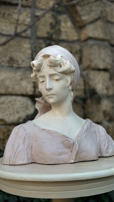 Бюст большой Девушка в косынке, подпись автора,  из Европы.