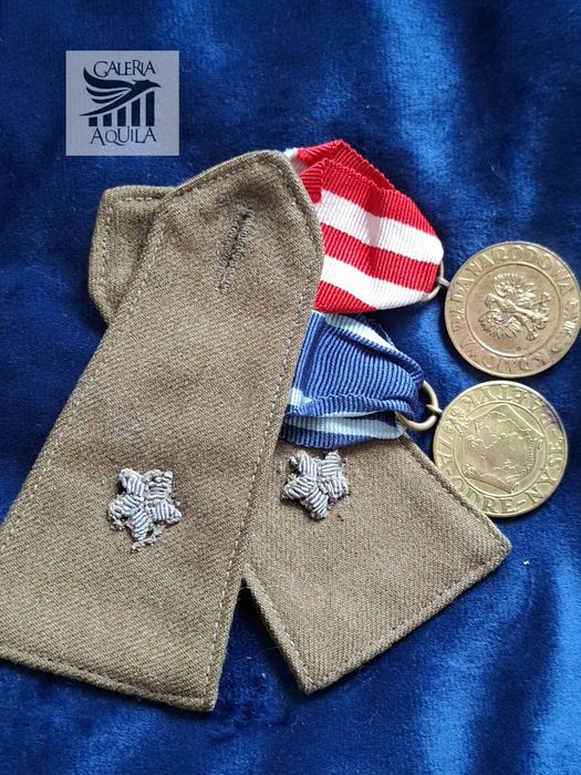 Pamiątki po weteranie WP (odznaczenia, naramienniki)