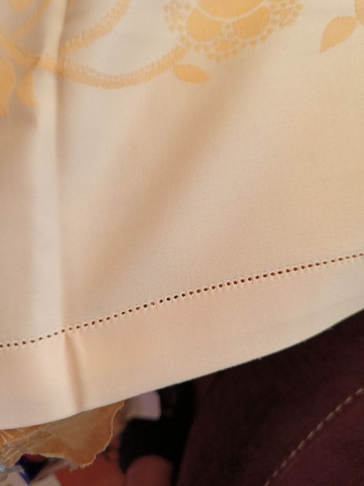 Obrus wykończony mereżką w kolorze morelowym