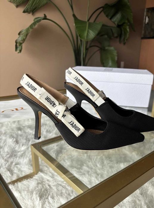 Sandálias de salto alto Dior em cetim com tiras, tamanho 38,5.