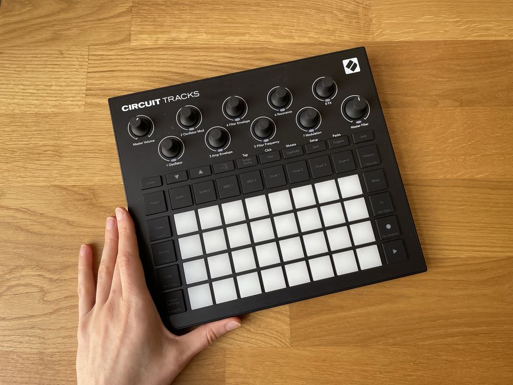 Грувбокс Novation circuit track