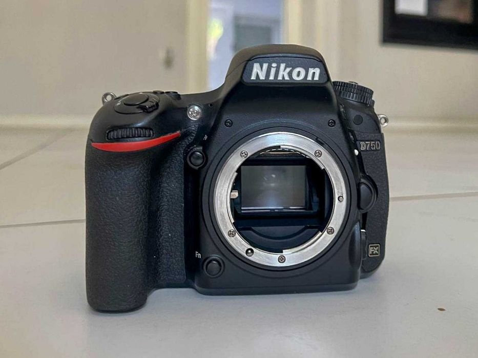 Máquina fotográfica Nikon D750