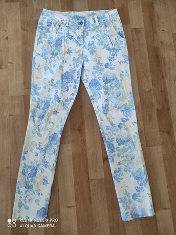 Białe spodnie w niebieskie kwiaty
