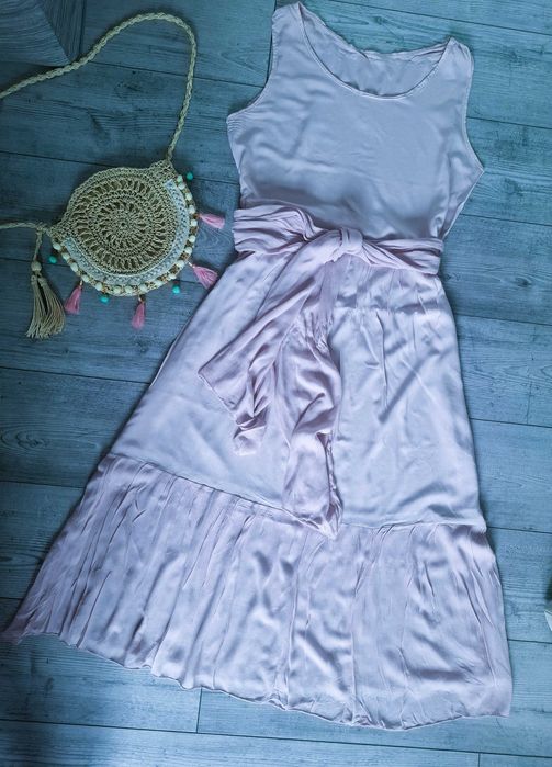 Pudrowa letnia maxi sukienka z falbaną