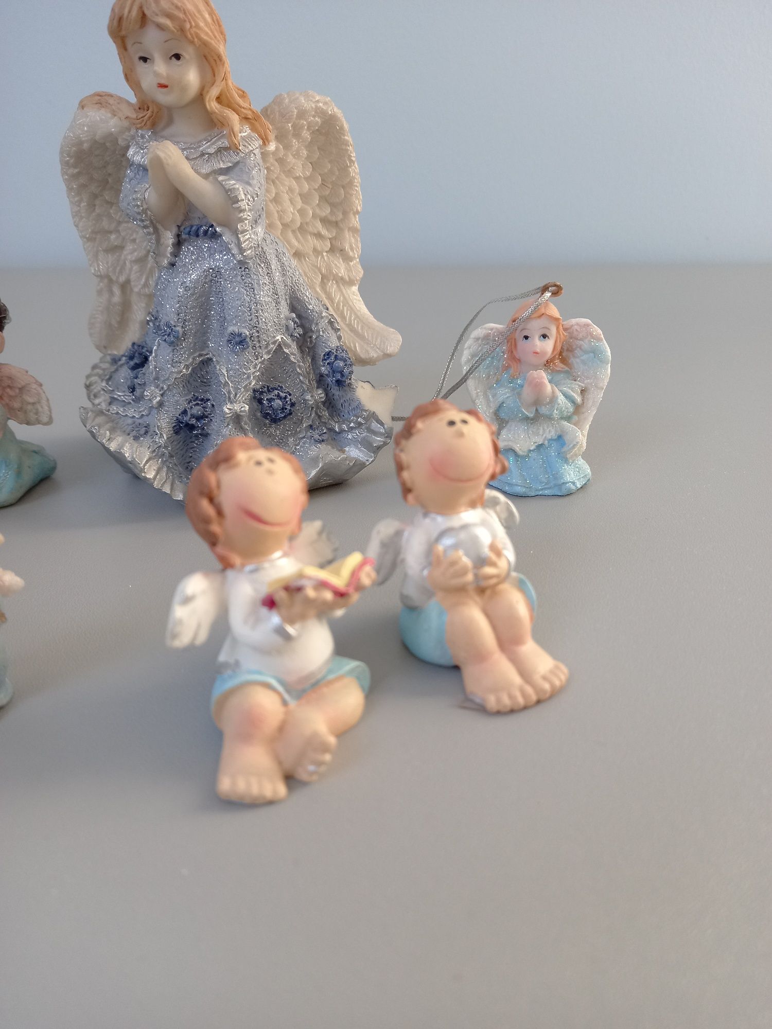 Aniołki- kolekcja 8 niebieskich figurek .