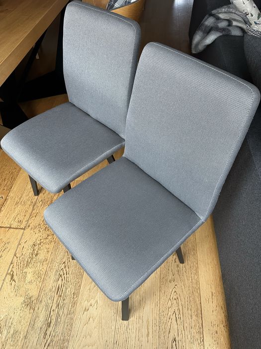 Krzesła do jadalni salonu szare drewniane tapicerowane Glorio j ikea