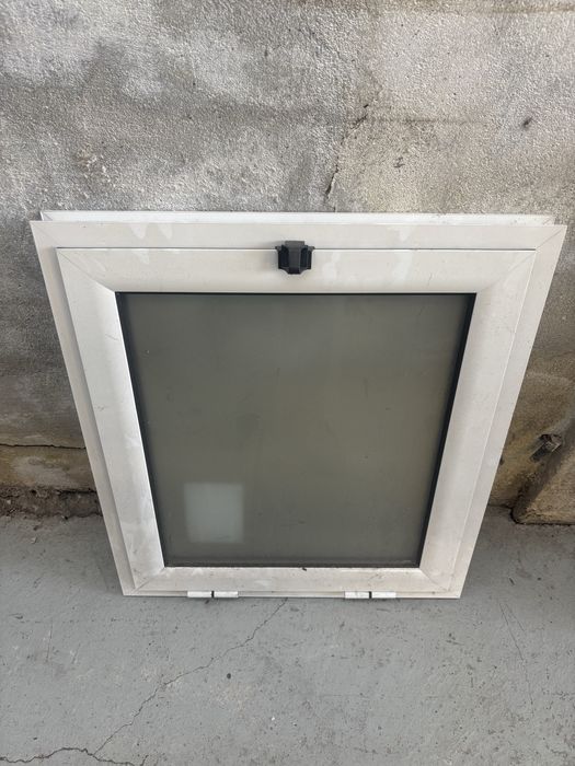 Basculante com 660x751 cm com vidro duplo fosco