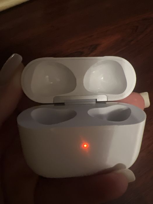 Оригінальний зарядний кейс Airpods 4