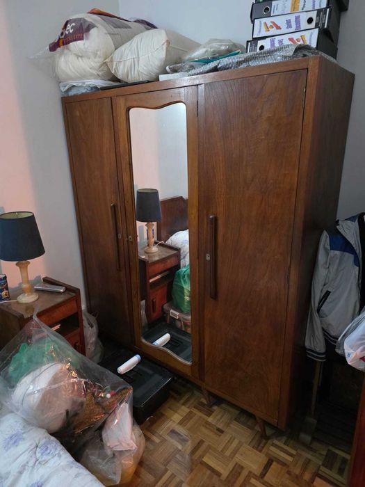 Mobília de quarto antiga em bom estado de conservação