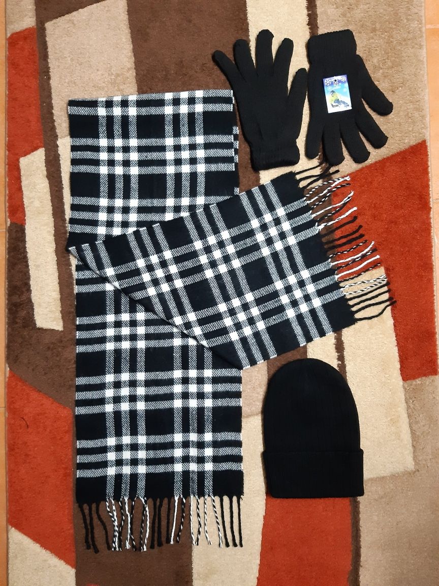 Conjunto, gorro, cachecol e luvas grossas