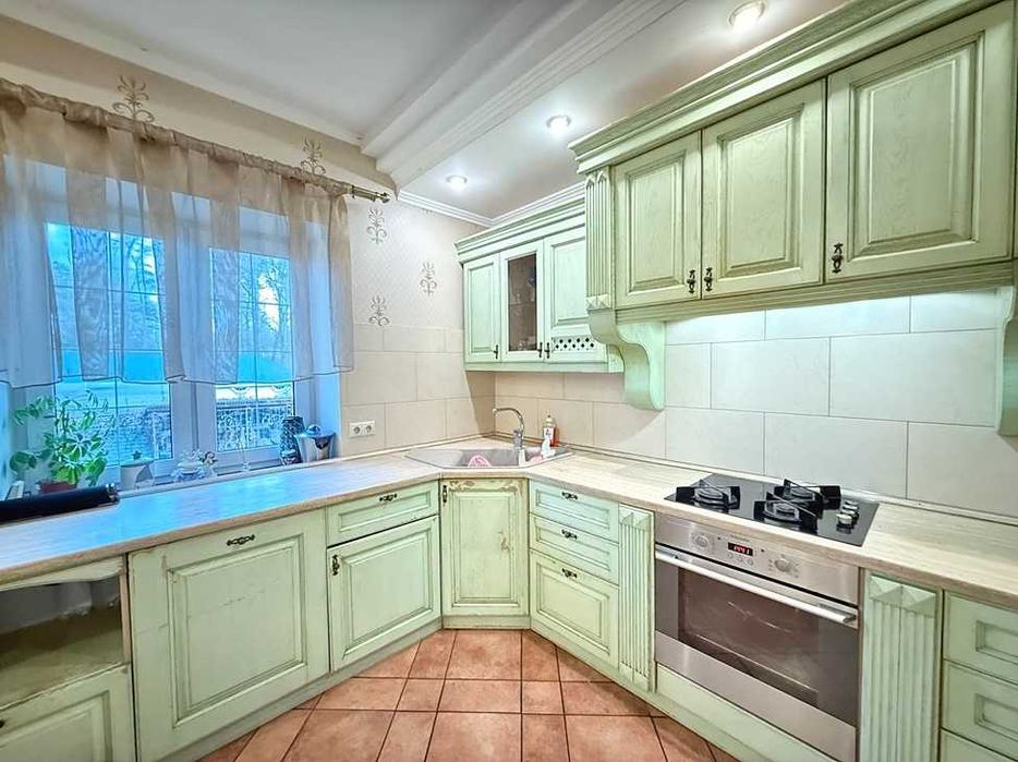 Будинок з ремонтом, гаражем, сауною та басейном. Центральний Парк.