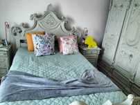 Mobília de quarto com pintura renovada em verde água