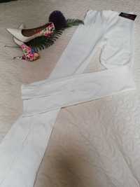 Nowe Białe prążkowane spodnie z rozszerzanymi nogawkami M