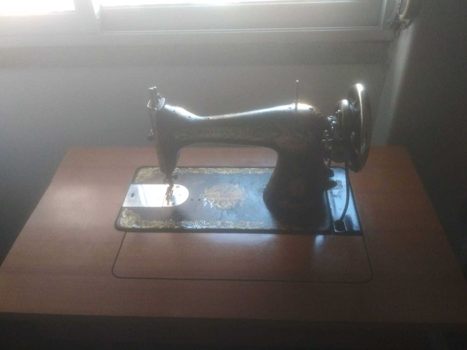 Maquina de costura antiga Singer com mesa