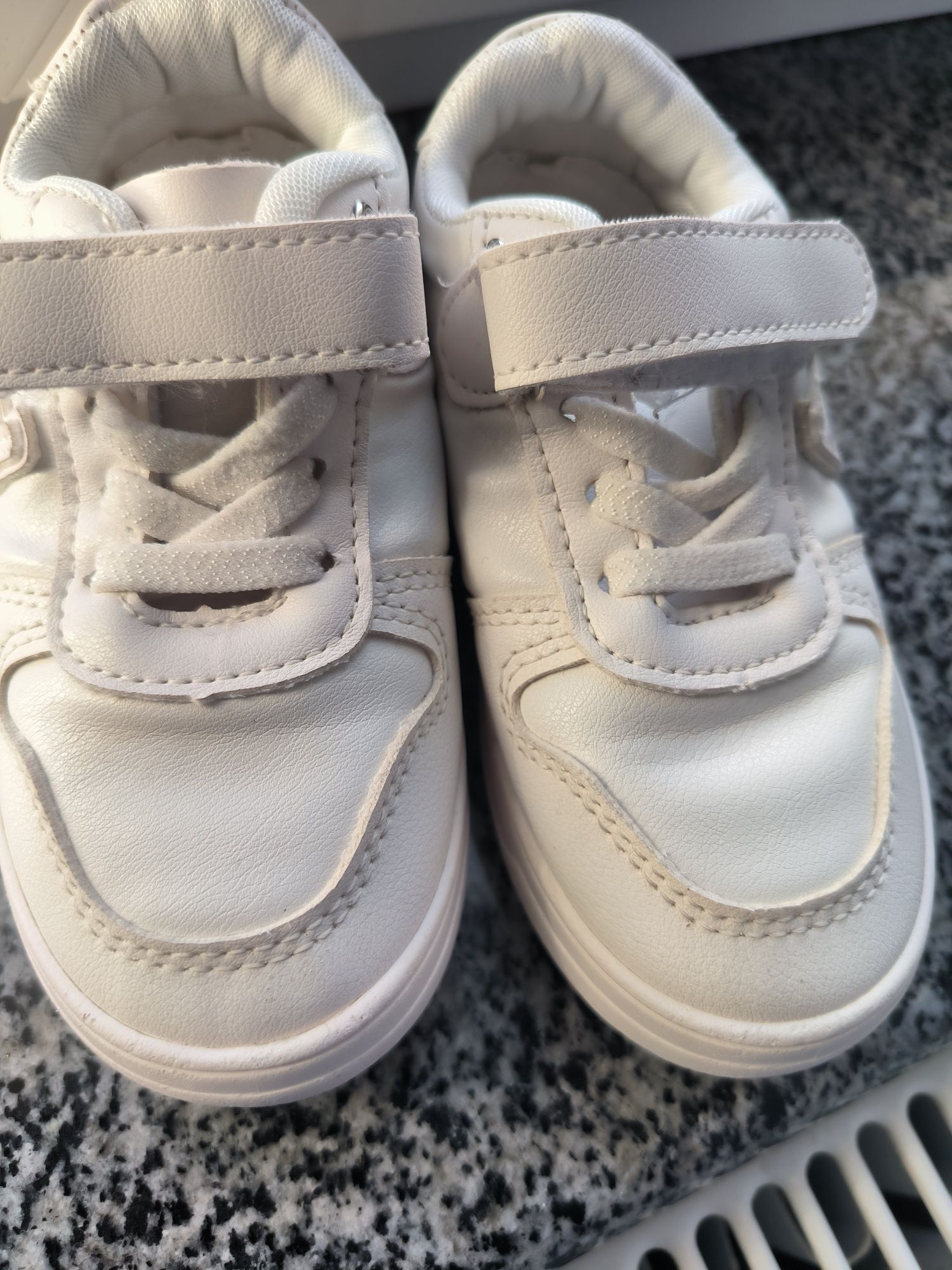 Дитячі білі кросівки в хорошому стані
