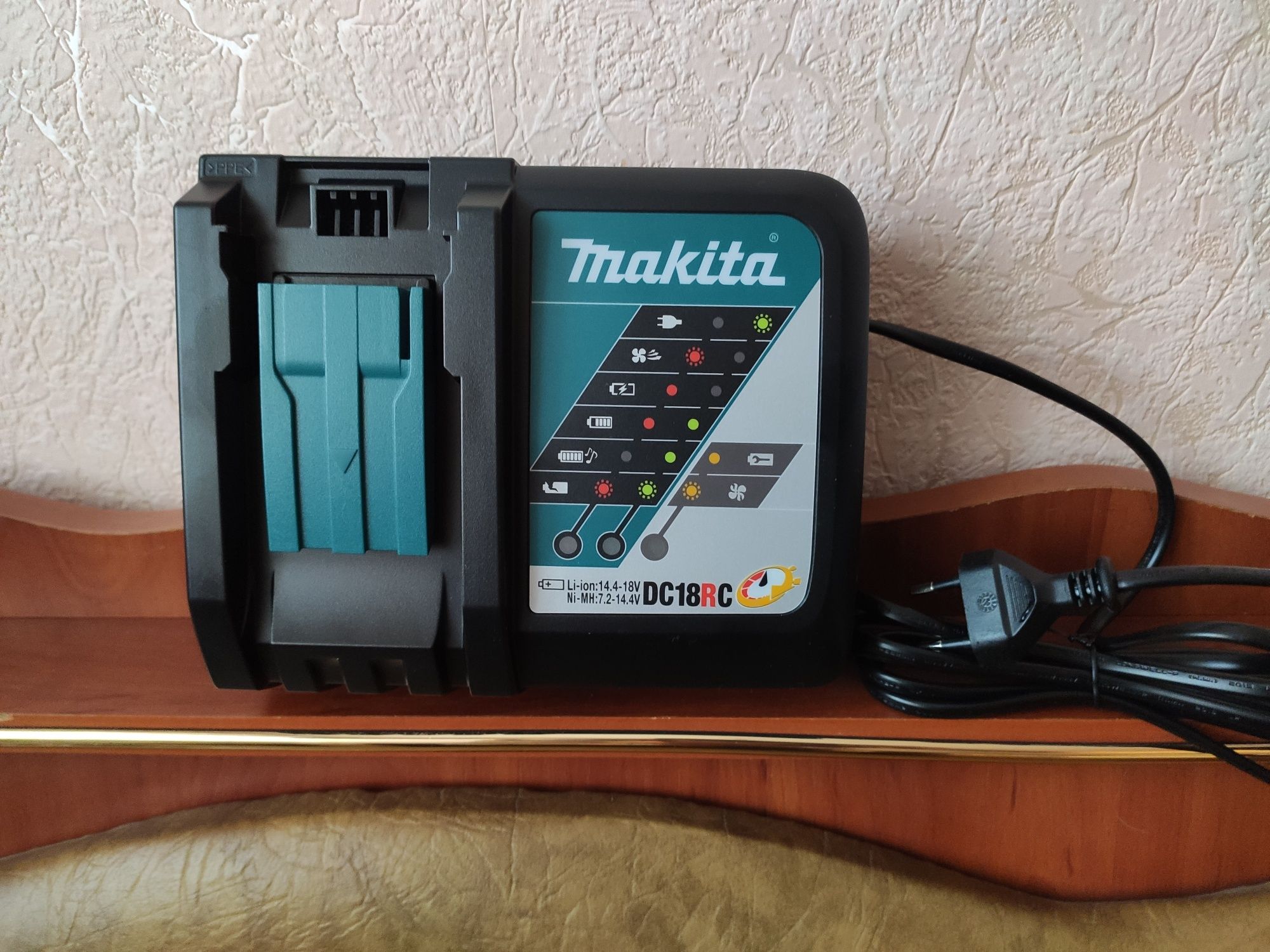 Зарядное устройство Makita LXT DC18SD. 18 В. Артикул 194533-6. DC 18RC