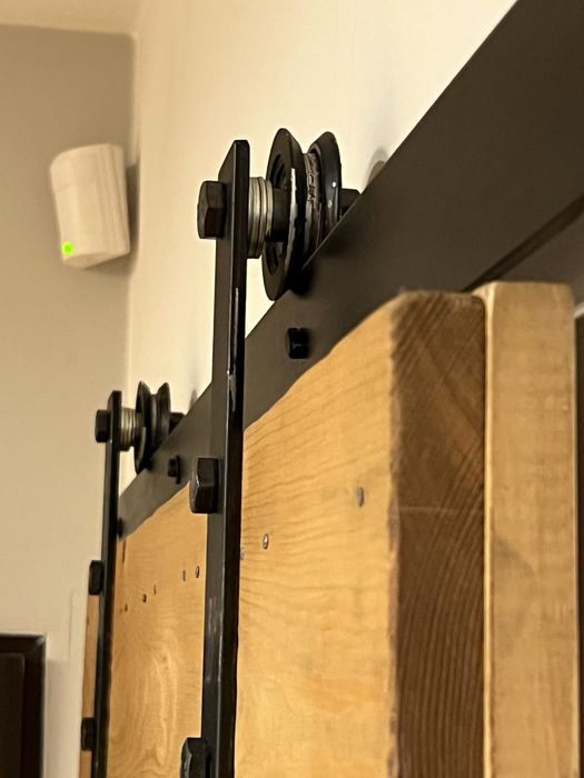 Drzwi sosnowe przesuwne - skrzydło z prowadnicą i rolkami