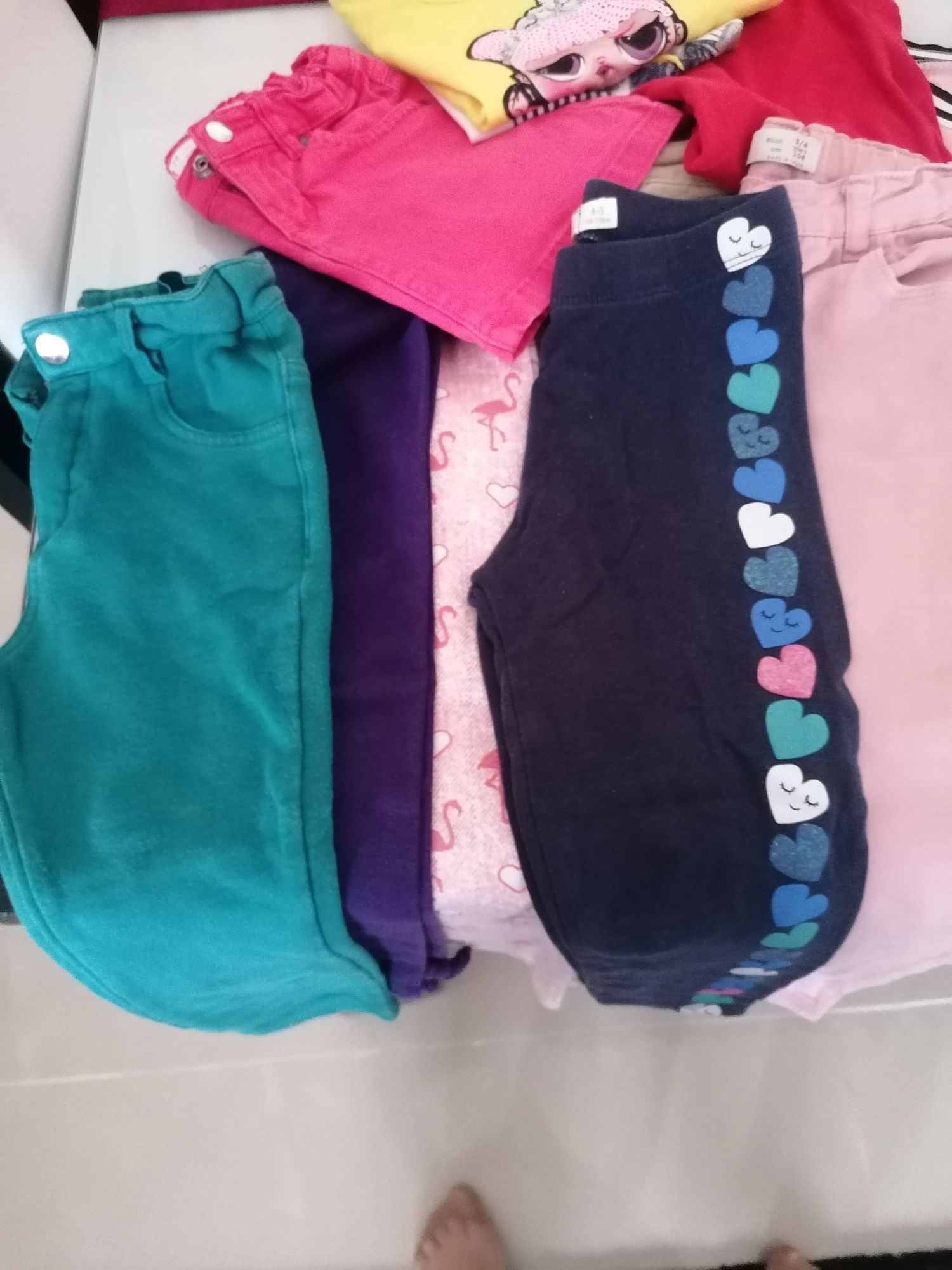 Vários tipos de roupa de menina