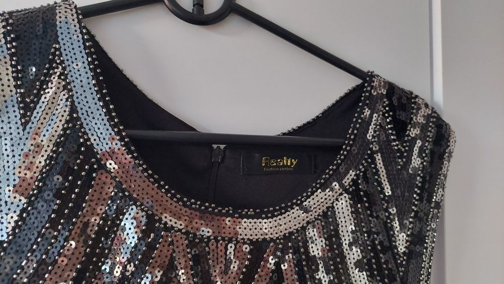 Śliczna sukienka cekinowa L