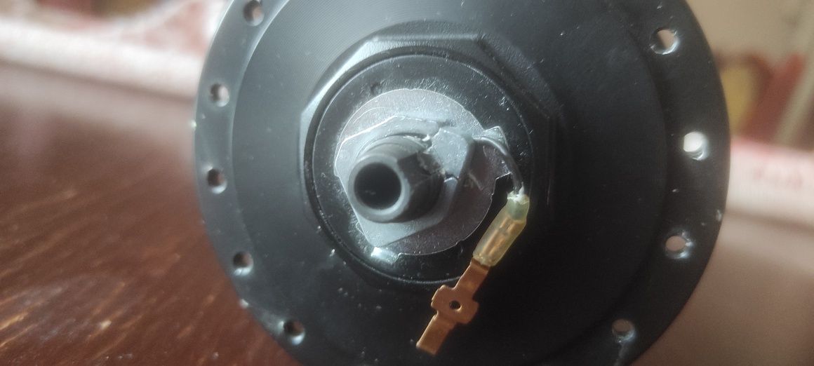 USZKODZONA Piasta  przednia z dynamem Shimano  DH-3D37-QR Centerlock 3