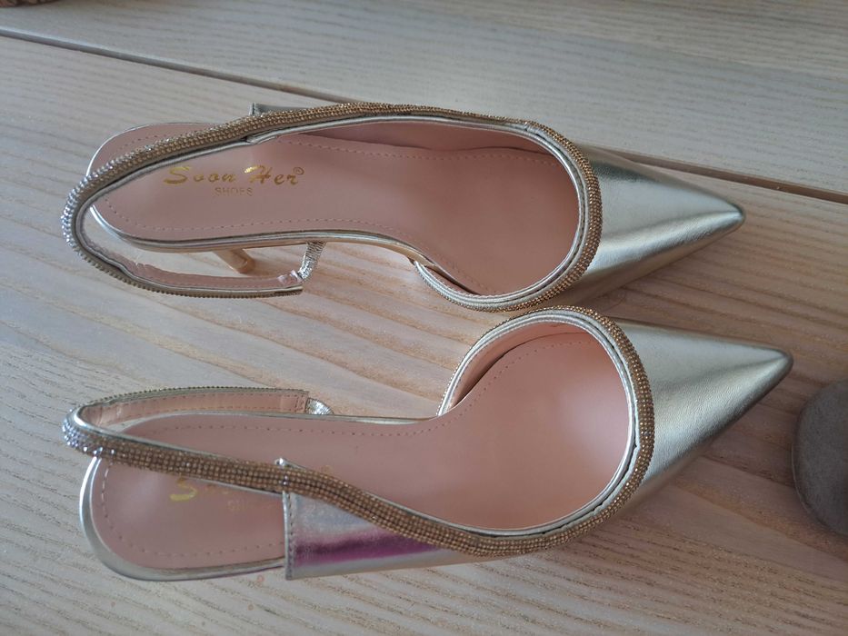 Sandalia dourada nova