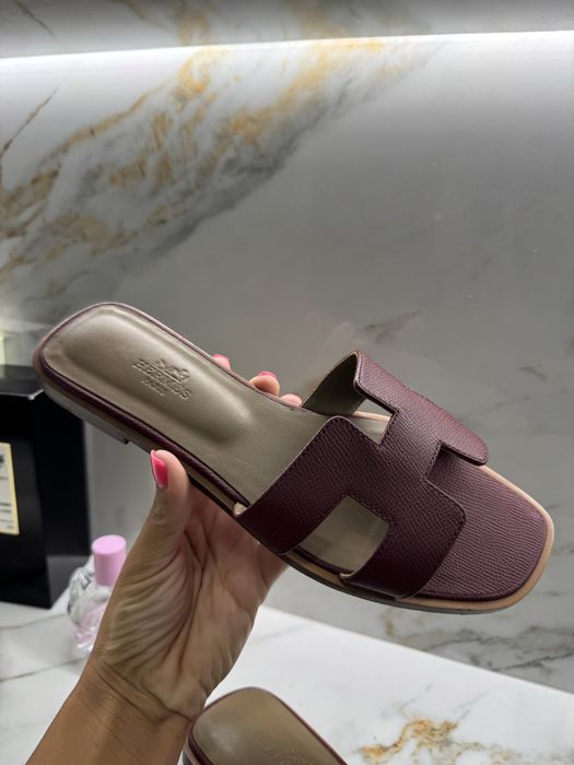 Нові шльпанці Hermes