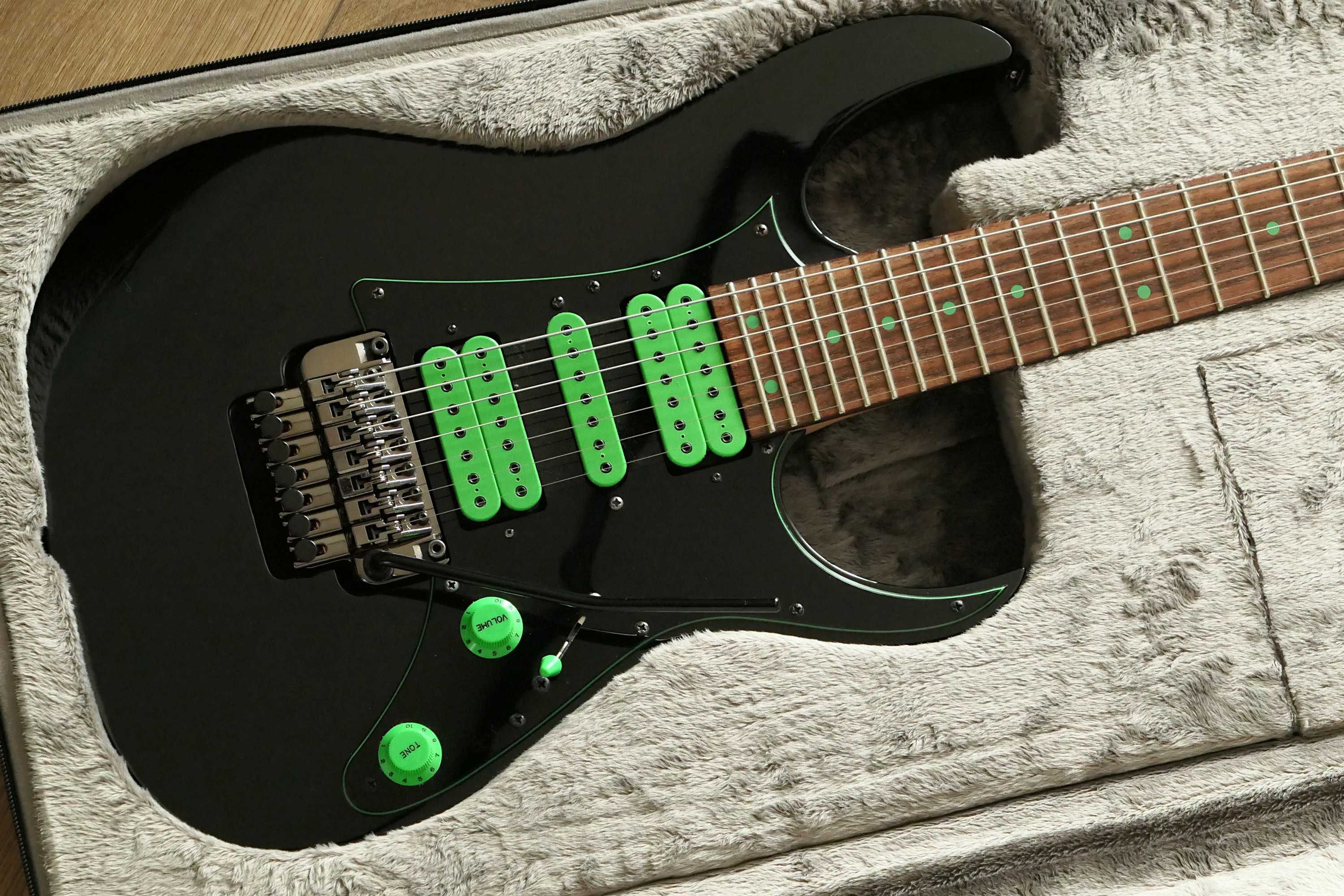 Ibanez Premium UV70P Universe + Ibanez Case