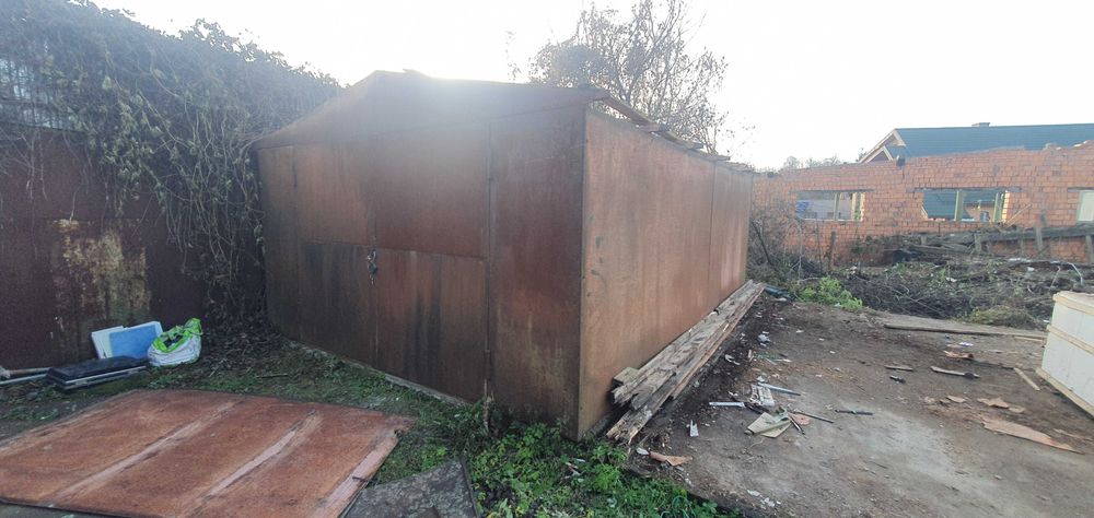 Гараж хороший високий.