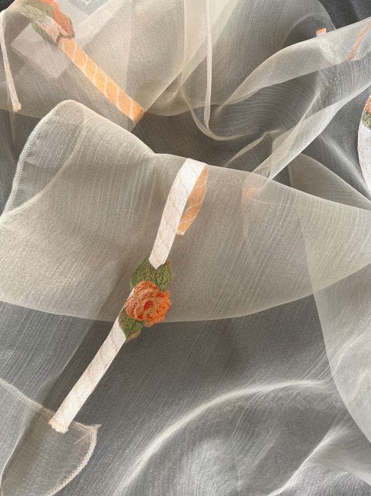 Firana/tkanina organza beżowo-brzoskwiniowa z wzorem różyczek