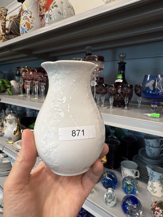 Wazon porcelanowy AK Kaiser biały z wzorem relify dekoracja 871
