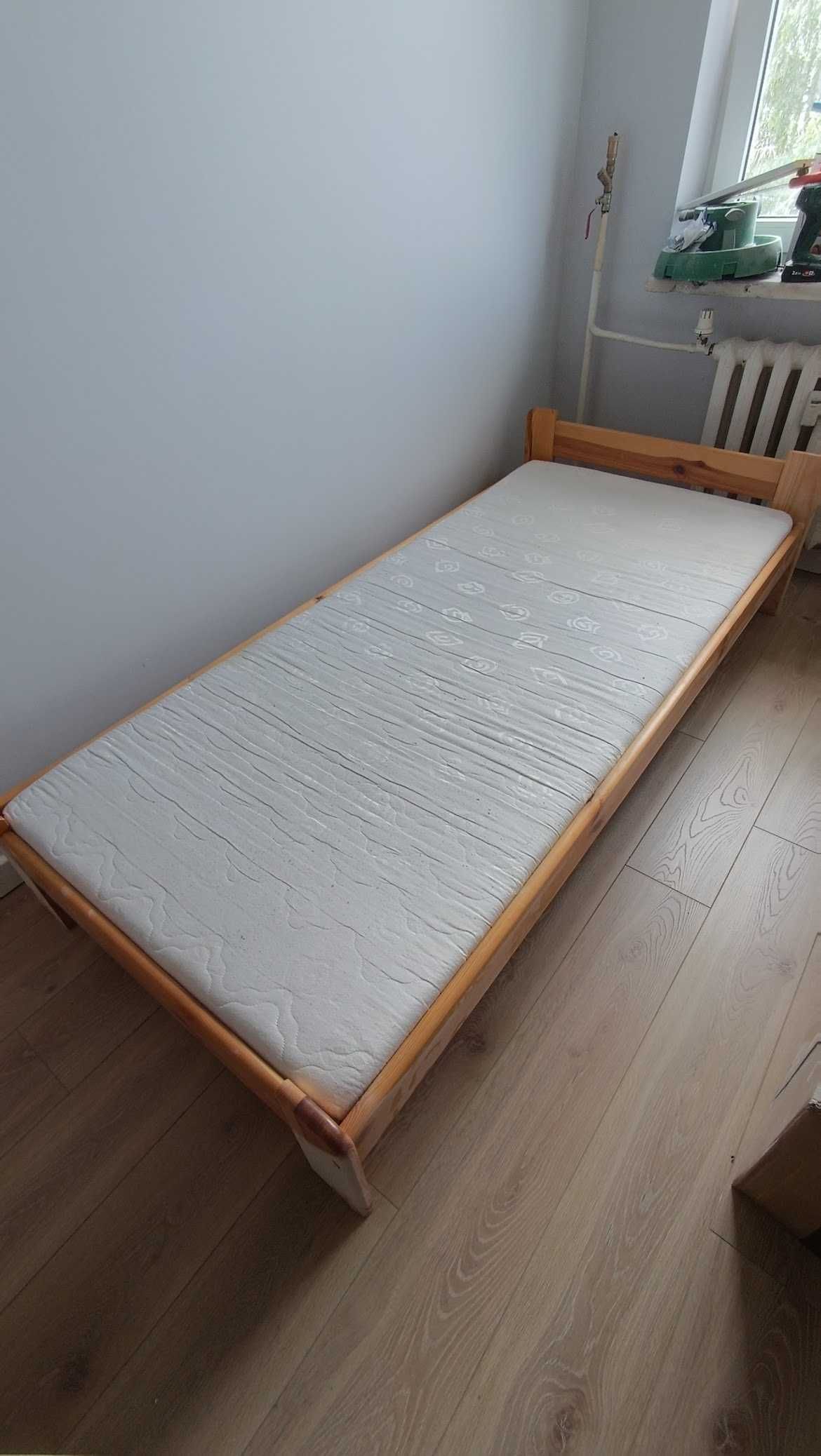 Drewniane łóżko jednoosobowe z materacem – 100x205 cm