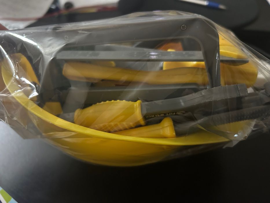 Capacete com ferramentas incluídas 
Horas de diversão garantidas!