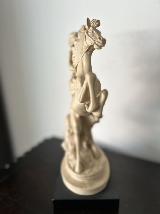 Estátua de cavaleira antiga a cavalo.