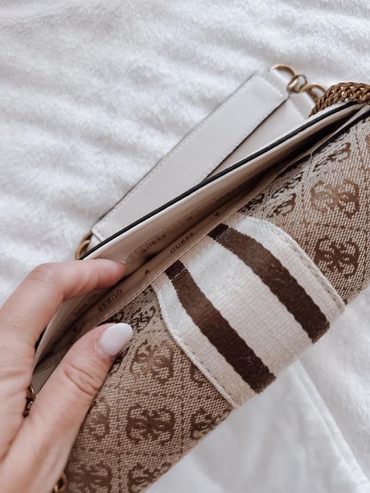 Mala de mão e tiracolo Guess.