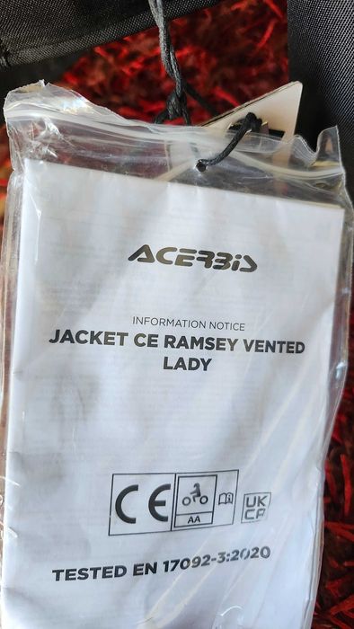 Casaco e capacete de mota novos para mulher