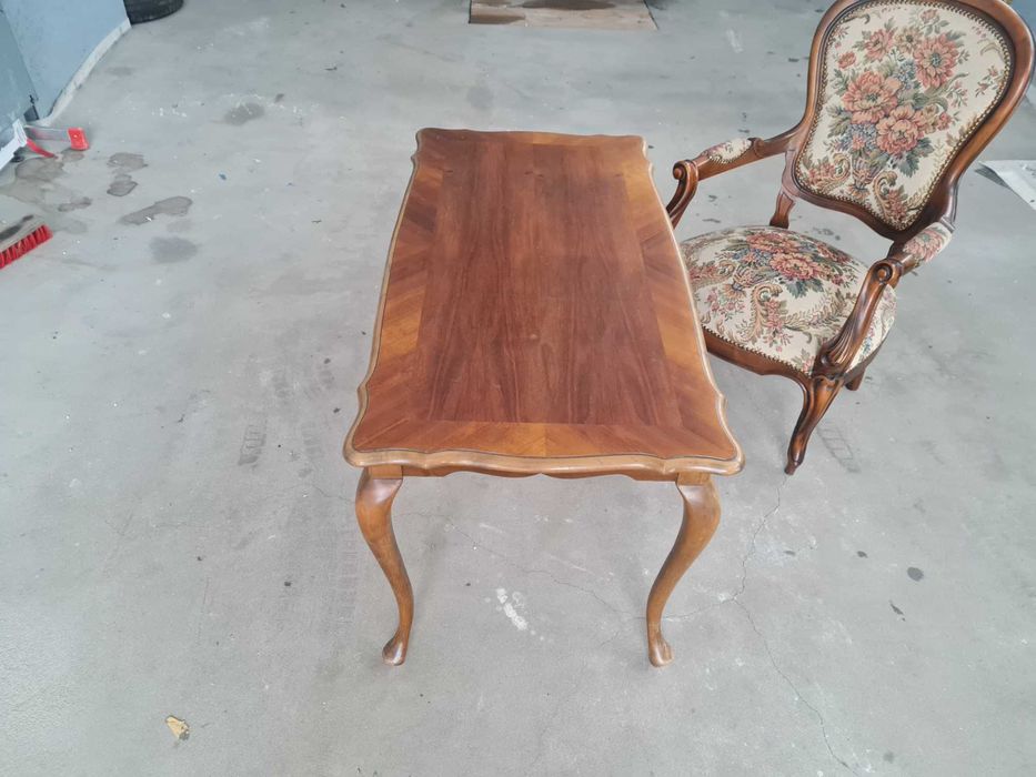 Stary fotel i stolik