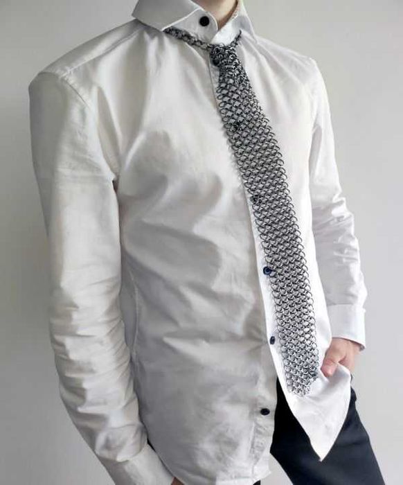 Krawat. Taki metalowy.