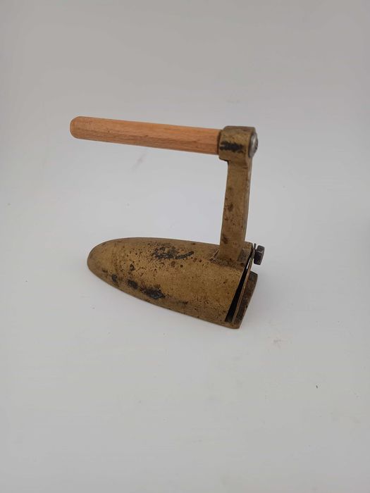 Małe stare żelazko