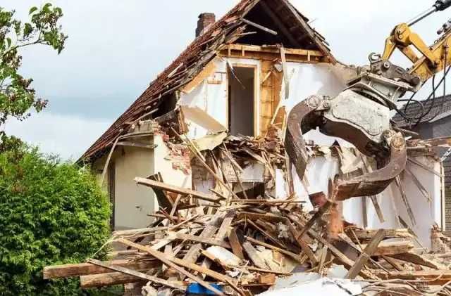 Wyburzenia budynków rozbiórki stodół  porządkowanie sprzątanie wywóz