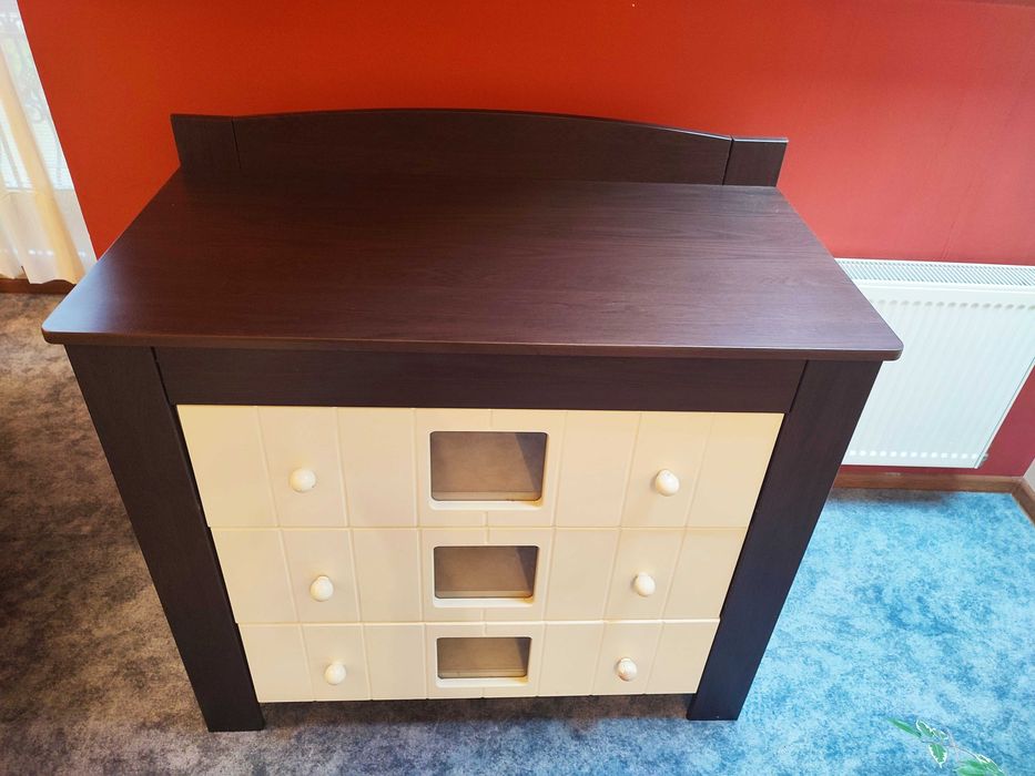 Szafa i komoda firmy Bellamy, drewniane łóżko z materacem