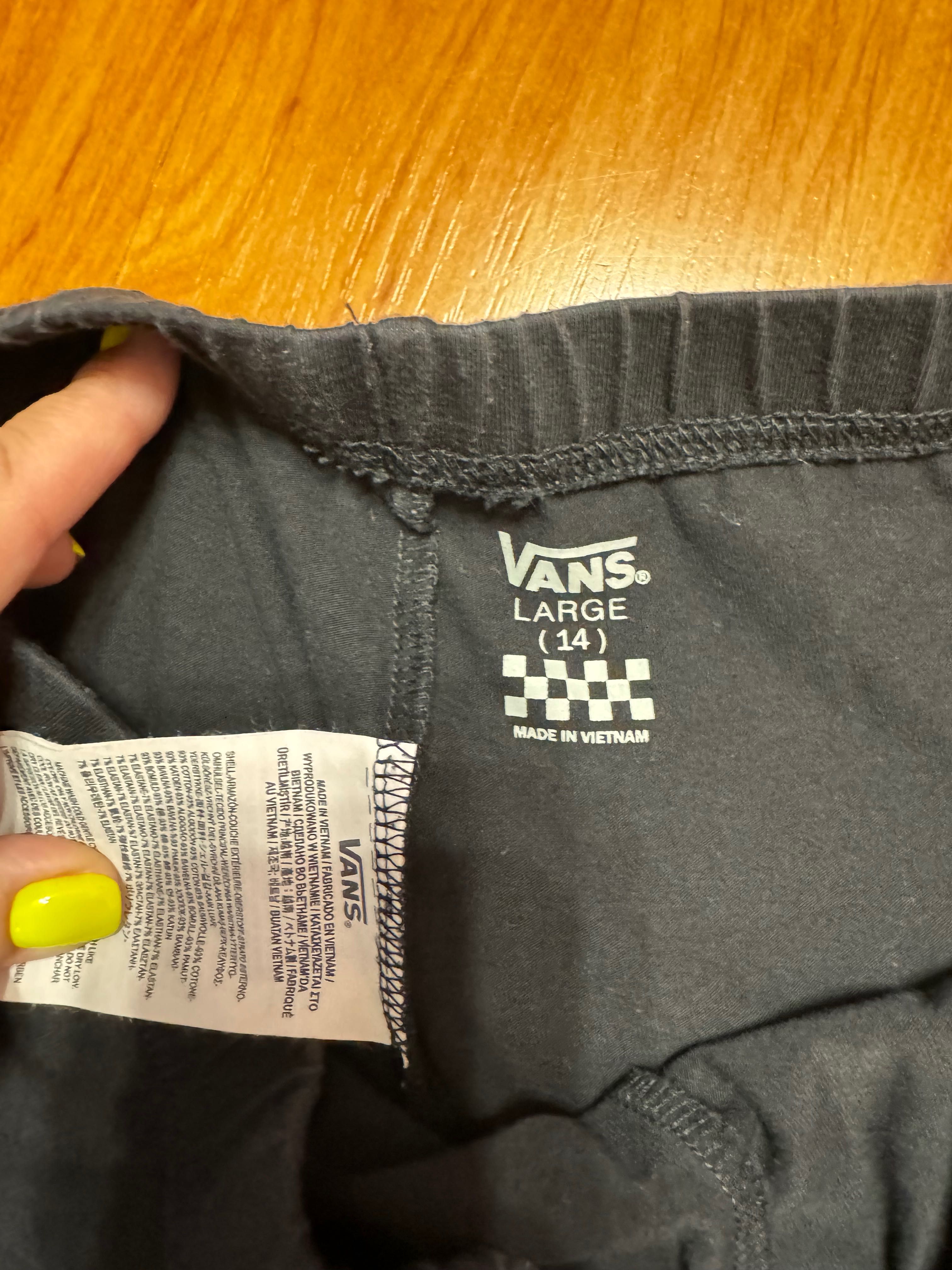 Legginsy i koszulka Vans.
