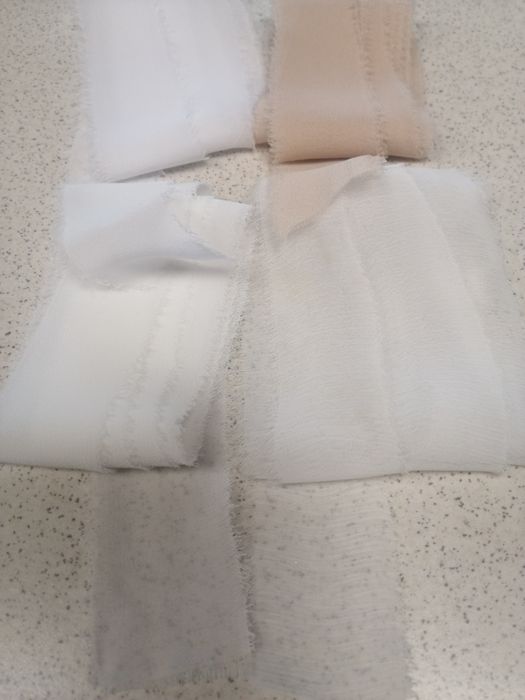 Wstążka szyfonowa ręcznie rwana 17 sztuk.